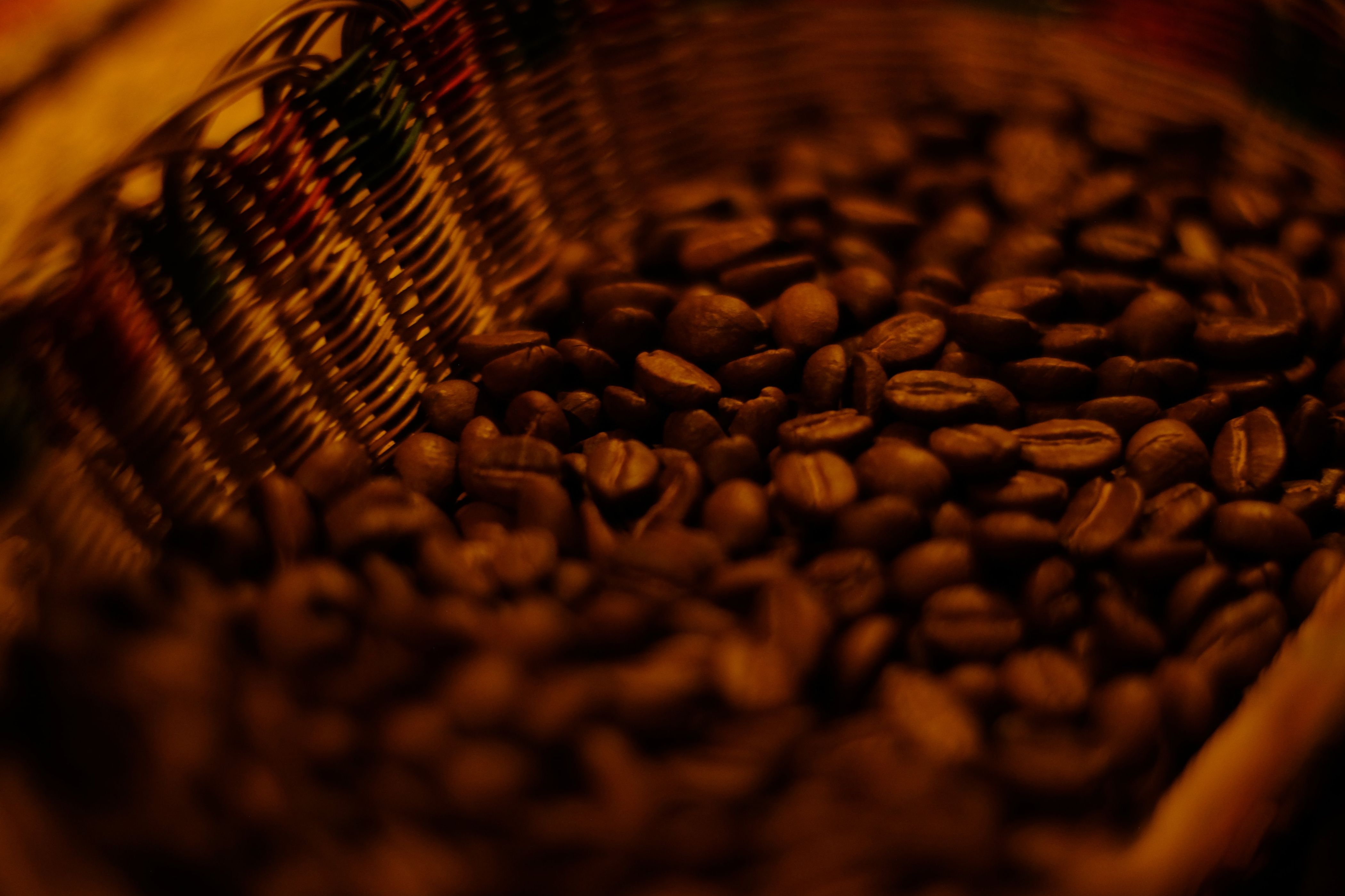 Geröstete Kaffeebohnen in einem Faserkorb