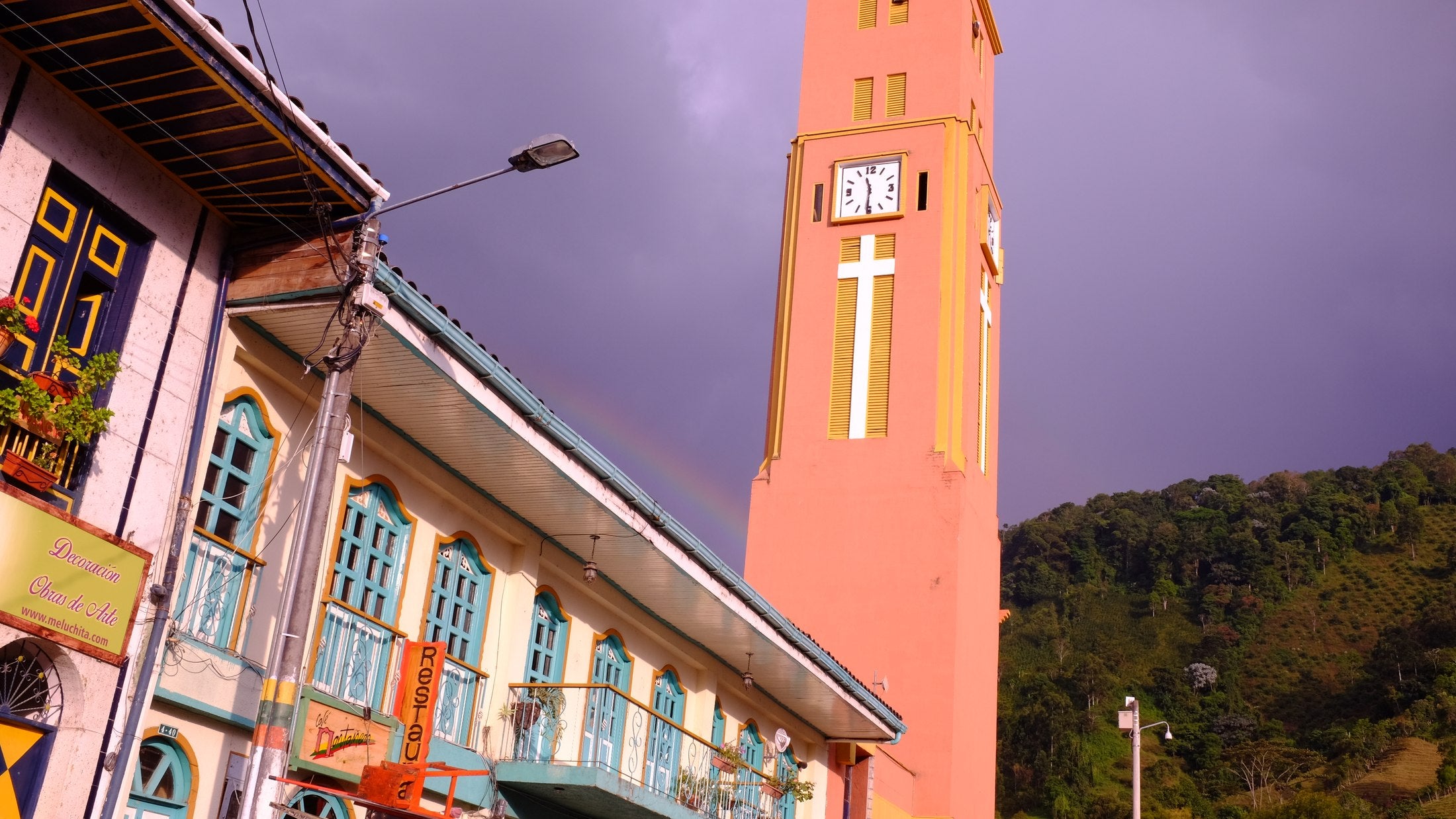 Torre de la iglesia de Pijao con un arcoíris