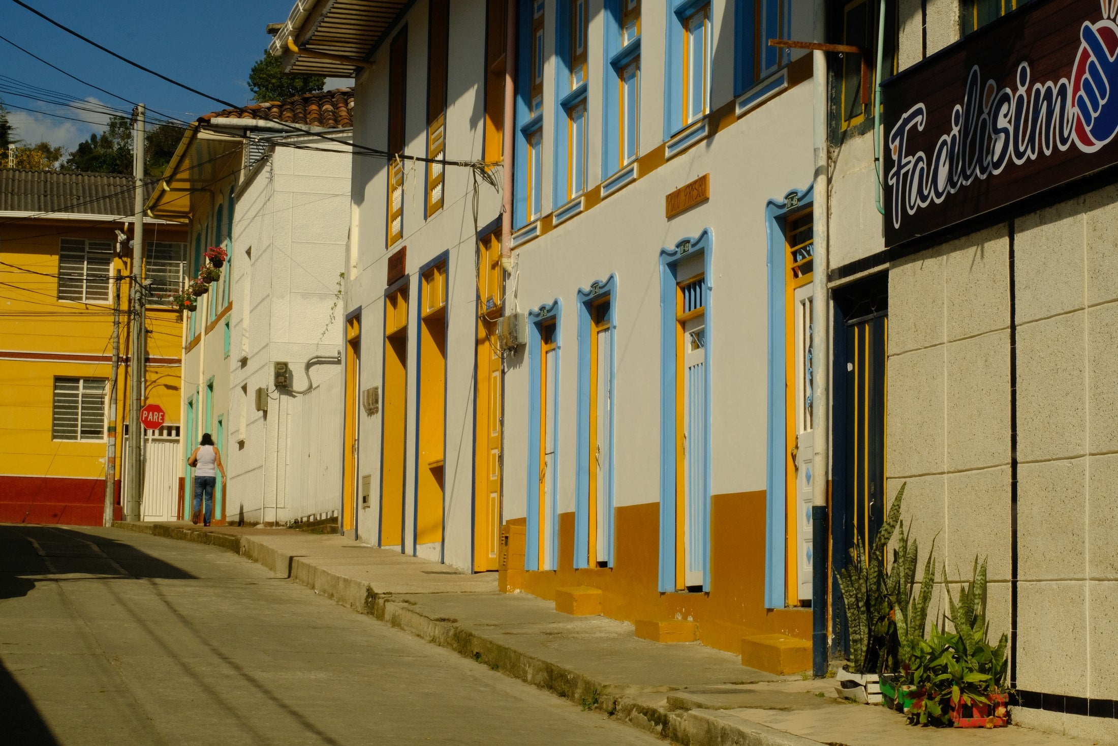 Calle de Pijao con fachadas amarillas y puertas azules